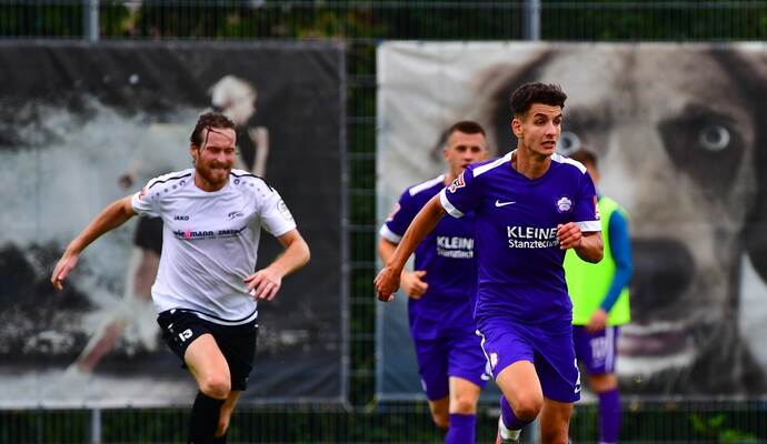 Dem Gegner einen Schritt voraus sein: Das wünscht sich auch Daniel Elfadli (rechts) vom FC Nöttingen für das Auswärtsspiel in Bruchsal. Dem Gegner einen Schritt voraus sein: Das wünscht sich auch Daniel Elfadli (rechts) vom FC Nöttingen für das Auswärtsspiel in Bruchsal.
