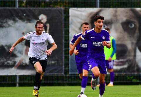 Dem Gegner einen Schritt voraus sein: Das wünscht sich auch Daniel Elfadli (rechts) vom FC Nöttingen für das Auswärtsspiel in Bruchsal.