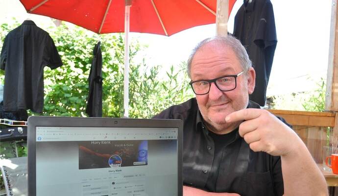 Die Hetze im Netz stört ihn gewaltig, sagt Musiker Harry Klenk. Daher trennt er sich in sozialen Medien konsequent von jenen, die sie verbreiten oder gutheißen. Die Hetze im Netz stört ihn gewaltig, sagt Musiker Harry Klenk. Daher trennt er sich in sozialen Medien konsequent von jenen, die sie verbreiten oder gutheißen.
