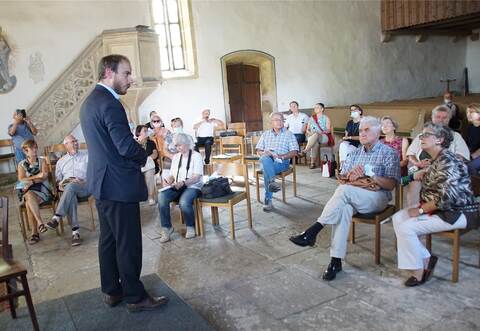 In der Lienzinger Frauenkirche klärt Jeff Klotz über deren Geschichte, Ausstattung und Bedeutung auf.