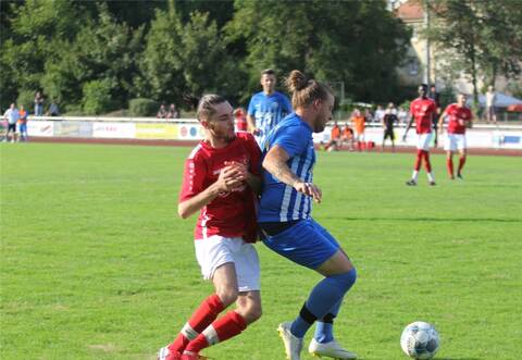 Auch abseits des Balles ging es zwischen dem Türkischen SV (rote Trikots) und dem FV Hellas Mühlacker eng zu. Neun Mal griff der Unparteiische zur Karte.