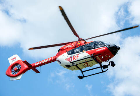 Der Mann wurde mit einem Rettungshubschrauber ins Krankenhaus gebracht.