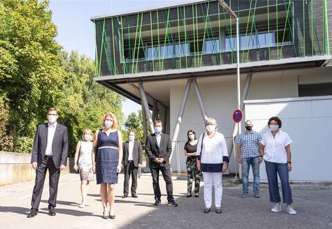 Das neue Stockwerk der Realschule weihen die Gemeinderäte Erik Schweickert (FW/FDP) und Sabine Albrecht (FWV), Bürgermeisterin Birgit Förster, Alexander Kirbis (CDU), Architekt Frank Ritthaler, Nicole Saam (CDU), Architektin Ursula Walter sowie Elternbeirat Marco Geller und Rektorin Sylvia Schleifer-Dürr (von links) ein.