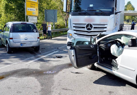 Zwei Kleinwagen sind bei Oberderdingen miteinander zusammengestoßen. Der Lkw war an dem Unfall laut Polizei nicht beteiligt.