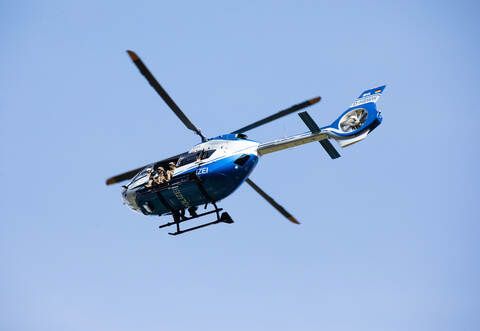 Auch am Dienstagnachmittag suchte die Polizei mit einem Hubschrauber nach der vermissten Person über der Region.