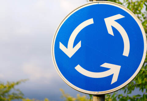 Die Gesamtkosten für den Neubau des Kreisverkehrsplatzes in Wurmberg und die Fahrbahndeckensanierung der rund zwei Kilometer langen Außenstrecke der L1175 zwischen Wimsheim und Wurmberg liegen bei insgesamt rund 1,8 Millionen Euro.