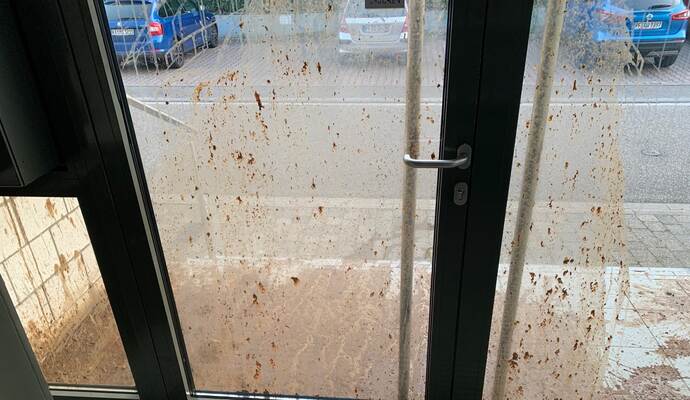 Zwar blieb die Gülle außen, doch ihr Geruch schwebt durch die Hallen der Gemeindeverwaltung. Vermutlich noch eine ganze Weile.