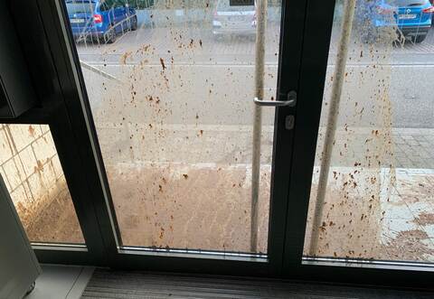 Zwar blieb die Gülle außen, doch ihr Geruch schwebt durch die Hallen der Gemeindeverwaltung. Vermutlich noch eine ganze Weile.