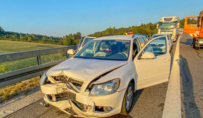Eines der beschädigen Autos: Weil ein Lkw am Montagmorgen auf der A8 bei Karlsbad zwei Räder verloren hat, sind an diesem und zwei weiteren Lkw sowie an fünf Pkw insgesamt rund 50.000 Euro Schaden entstanden.