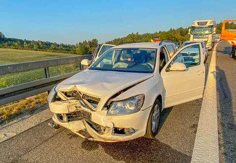 Eines der beschädigen Autos: Weil ein Lkw am Montagmorgen auf der A8 bei Karlsbad zwei Räder verloren hat, sind an diesem und zwei weiteren Lkw sowie an fünf Pkw insgesamt rund 50.000 Euro Schaden entstanden.