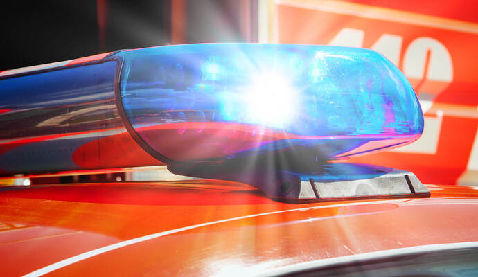 Im Ausgang einer leichten Rechtskurve auf der Landesstraße 571 kam ein Autofahrer mit seinem Fahrzeug aus bislang unbekannter Ursache nach rechts von der Fahrbahn ab und kollidierte frontal mit einem dort liegenden Stein.