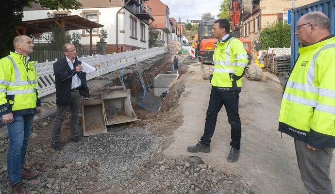 Im September 2020 haben Roland Jans (von links), Geschäftsführer der Stadtwerke Mühlacker, Bürgermeister Winfried Abicht, Frederik Trockel und Uwe Pfisterer die Bauarbeiten in der Oberen Königstraße unter die Lupe genommen.