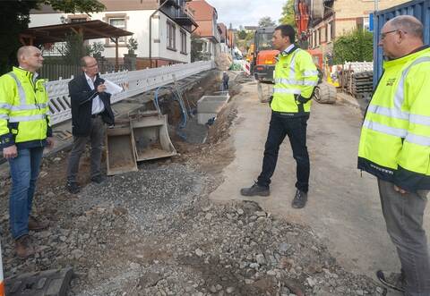 Im September 2020 haben Roland Jans (von links), Geschäftsführer der Stadtwerke Mühlacker, Bürgermeister Winfried Abicht, Frederik Trockel und Uwe Pfisterer die Bauarbeiten in der Oberen Königstraße unter die Lupe genommen.
