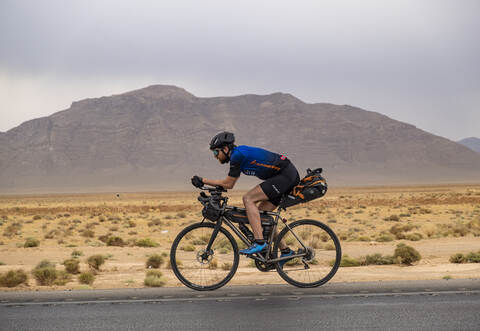 Auf dem Fahrrad fühlt sich Jonas Deichmann zuhause. Derzeit muss er zwangsläufig an einem Ort bleiben. Doch lässt sich der 33-Jährige seinen Optimismus nicht nehmen und macht, was er am besten kann - trainieren.