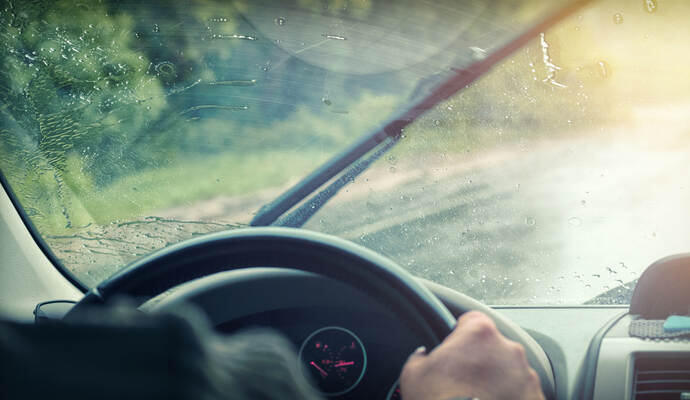 Vermutlich infolge nicht angepasster Geschwindigkeit und regennasser Fahrbahn, geriet ein BMW auf der A8 ins Schleudern und prallte gegen ein Verkehrszeichen.
