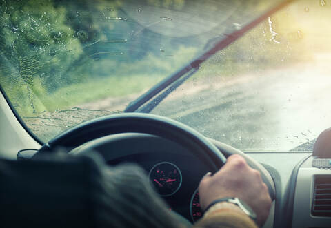Vermutlich infolge nicht angepasster Geschwindigkeit und regennasser Fahrbahn, geriet ein BMW auf der A8 ins Schleudern und prallte gegen ein Verkehrszeichen.