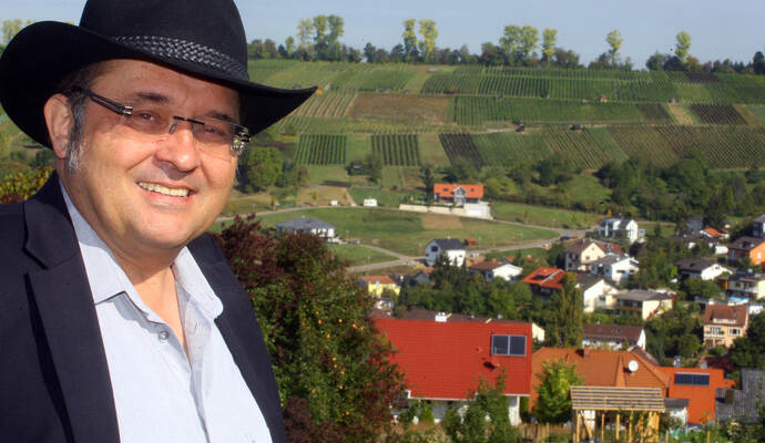 So kannten ihn die Menschen: Walter Appenzeller mit Hut und im Hintergrund die Weinberge von Keltern.