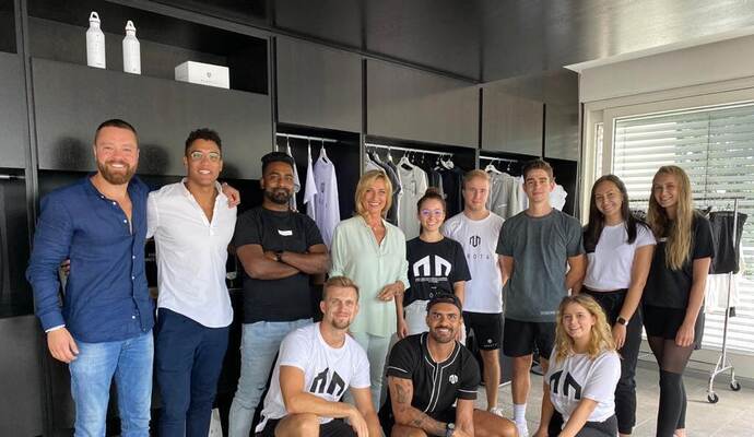 Investorin Dagmar Wöhrl (hinten, Vierte von links) zu Besuch beim Morotai-Team um Gründer Rafy Ahmed (vorne, Mitte). Investorin Dagmar Wöhrl (hinten, Vierte von links) zu Besuch beim Morotai-Team um Gründer Rafy Ahmed (vorne, Mitte).
