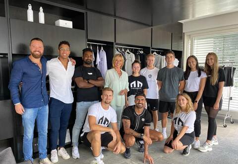 Investorin Dagmar Wöhrl (hinten, Vierte von links) zu Besuch beim Morotai-Team um Gründer Rafy Ahmed (vorne, Mitte).