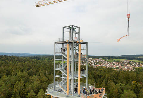 Mittlerweile ist der Aussichtsturm schon von weither sichtbar. Wer direkt davor steht, muss den Kopf so weit wie möglich in den Nacken legen, um die Spitze in 55 Metern Höhe sehen zu können.