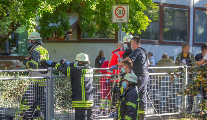 Einsatzkräfte der Feuerwehr und der Polizei mussten am Samstagnachmittag ausrücken, um ein leblose Person aus der Nagold zu bergen.