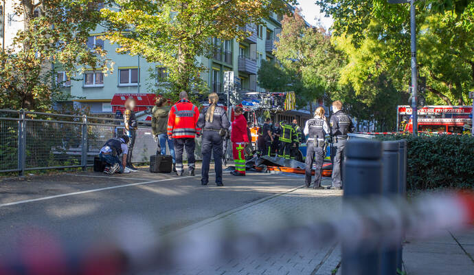 Einsatzkräfte der Feuerwehr und der Polizei mussten am Samstagnachmittag gegen 16.15 Uhr ausrücken, um ein leblose Person aus der Nagold beim Reuchlin-Museum an der Doktor-Brandenburg-Straße in Pforzheim zu bergen.