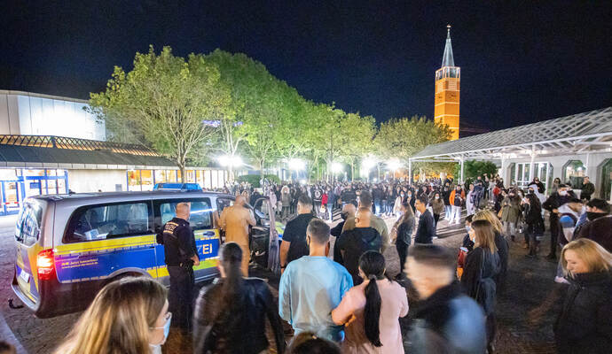 Den in den Außenbereich verbrachten 430 Veranstaltungsgästen wurde gegen 22 Uhr durch die Polizei mitgeteilt, dass die geplante Veranstaltung gänzlich abgesagt werden muss.