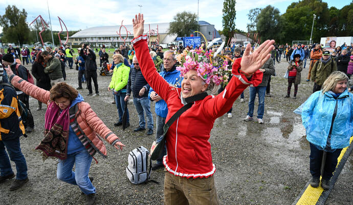 Hunderte Menschen feiern am Ufer des Bodensees einen Gottesdienst. Die Initiative «Querdenken» hatet außerdem zu einer Demonstration gegen Corona-Maßnahmen aufgerufen.