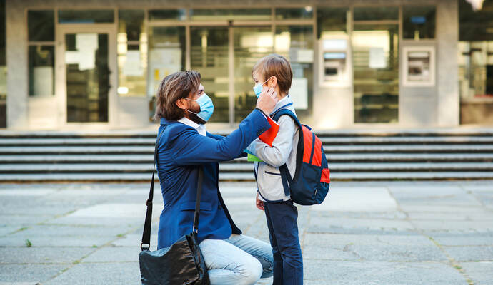 Martin Zawichowski, Sprecher des Karlsruher Landratsamts, bestätigt Meldungen über zuletzt vier Corona-Fälle an der dortigen Gemeinschaftsschule Karlsbad-Waldbronn und als Folge zweiwöchige Quarantäne für drei Klassen und 19 Lehrer.