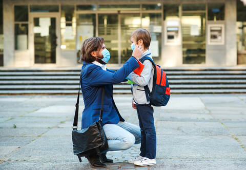 Martin Zawichowski, Sprecher des Karlsruher Landratsamts, bestätigt Meldungen über zuletzt vier Corona-Fälle an der dortigen Gemeinschaftsschule Karlsbad-Waldbronn und als Folge zweiwöchige Quarantäne für drei Klassen und 19 Lehrer.