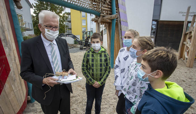 Nikolas, Lucie, Jana und Jonas (von rechts) haben Ministerpräsident Winfried Kretschmann ein Geschenk der Gemeinde Remchingen mitgebracht. Nikolas, Lucie, Jana und Jonas (von rechts) haben Ministerpräsident Winfried Kretschmann ein Geschenk der Gemeinde Remchingen mitgebracht.