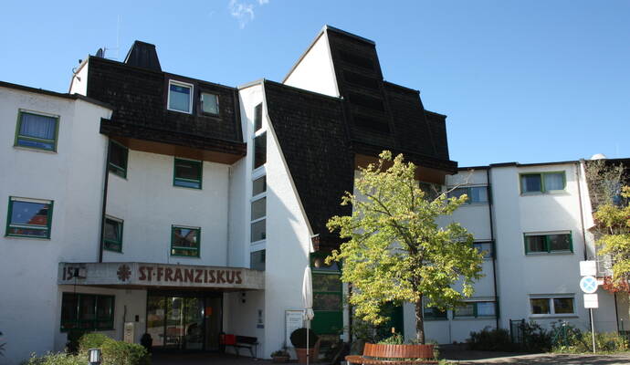 Vor gut einer Woche hat das Mühlacker Seniorenzentrum St. Franziskus mehrere Coronafälle gemeldet, sodass die gesamte Einrichtung unter Quarantäne gestellt werden musste. Mittlerweile hat sich die Situation vor Ort weiter verschärft.