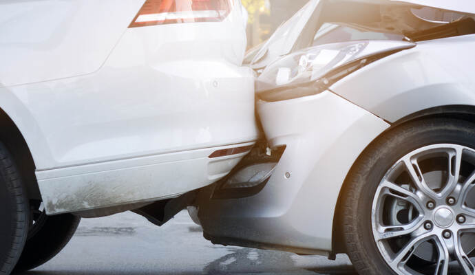 Eine schwer verletzte Person, sowie ein Gesamtsachschaden in Höhe von 15.000 Euro ist die Bilanz eines Verkehrsunfalls, der sich am Mittwochnachmittag auf der A8 in Fahrtrichtung Stuttgart ereignete. Eine schwer verletzte Person, sowie ein Gesamtsachschaden in Höhe von 15.000 Euro ist die Bilanz eines Verkehrsunfalls, der sich am Mittwochnachmittag auf der A8 in Fahrtrichtung Stuttgart ereignete.