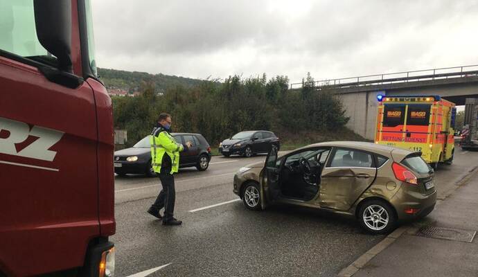 Bei dem Unfall auf der B10 bei Niefern ist laut Polizei eine Person verletzt worden.