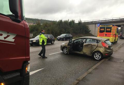 Bei dem Unfall auf der B10 bei Niefern ist laut Polizei eine Person verletzt worden.