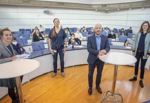 Lisa Marie Veyhl (Projektmanagerin Themenbereich Bürgergesellschaft bei der Robert-Bosch-Stiftung), Isabel Hansen (Integrationsbeauftragte), Dezernent Daniel Sailer und Anna-Katharina Fischer (Bildungsbeauftragte, von links).