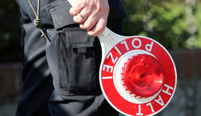 Ein 23-jähriger rumänischer Transporter-Fahrer konnte von der Polizei an der Scharnhorststraße angehalten und kontrolliert werden. Zuvor war er in Schlangenlinien von Kieselbronn her nach Pforzheim gefahren.