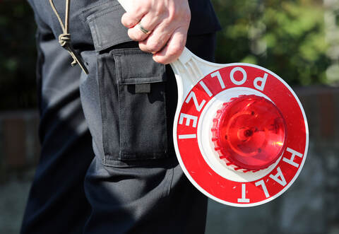 Ein 23-jähriger rumänischer Transporter-Fahrer konnte von der Polizei an der Scharnhorststraße angehalten und kontrolliert werden. Zuvor war er in Schlangenlinien von Kieselbronn her nach Pforzheim gefahren.