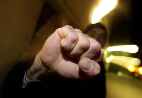 Ein 40-jähriger, aggressiver Mann hat in Knittlingen zwei Polizisten verletzt. Foto: arl-Josef Hildenbrand/dpa