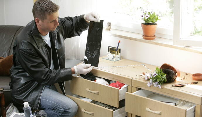 Jetzt ist die Spurensicherung (Symbolbild) gefragt. Vielleicht helfen kleine Hinweise und entsprechende Datenabgleichungen zur Festnahme der Einbrecher.