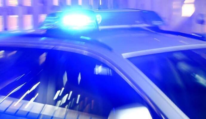 Im Sekundenschlaf ist eine Audi-Fahrerin auf der A8 auf einen Transporter geprallt Im Sekundenschlaf ist eine Audi-Fahrerin auf der A8 auf einen Transporter geprallt
