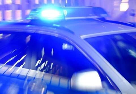 Im Sekundenschlaf ist eine Audi-Fahrerin auf der A8 auf einen Transporter geprallt