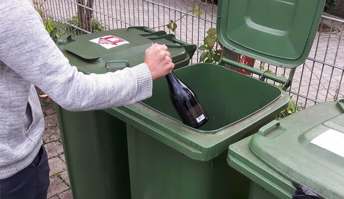 Die grünen Tonnen „rund“ haben in wenigen Monaten ausgedient – dann gibt es für Plastik und Glas verschiedene Behälter. Foto: Lutz