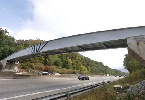 In der Nacht von Samstag auf Sonntag wurde die neue Geh- und Radwegbrücke über die A8 eingehoben.