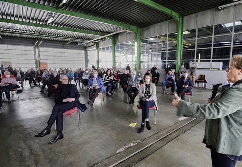 Kultusministerin und Spitzenkandidatin Susanne Eisenmann (CDU) beantwortet die Fragen der Zuhörer bei Omnibus-Binder in Wurmberg