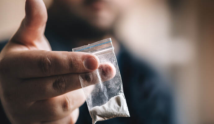 Kokain und Marihuana fanden Polizisten in einem Auto in Schömberg-Langenbrand. Dessen Fahrer war zuvor vor einer Polizeikontrolle geflüchtet. Kokain und Marihuana fanden Polizisten in einem Auto in Schömberg-Langenbrand. Dessen Fahrer war zuvor vor einer Polizeikontrolle geflüchtet.