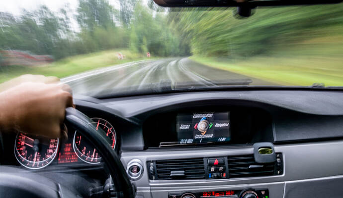 Weil er betrunken mit seinem Auto in Tiefenbronn unterwegs war, muss ein 49-Jähriger nun mit einer Anzeige wegen Trunkenheit im Straßenverkehr und mit dem Verlust seiner Fahrerlaubnis rechnen.