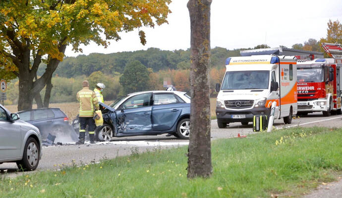 Aktuell staut sich der Verkehr auf der B294. Ein Auto war vermutlich in den Gegenverkehr geraten.