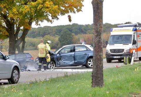 Aktuell staut sich der Verkehr auf der B294. Ein Auto war vermutlich in den Gegenverkehr geraten.
