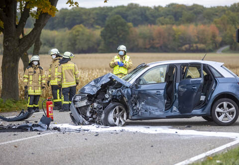 Der 81-jährige Audi-Fahrer, der am Mittwoch bei einem Unfall auf der B294 bei Pforzheim schwer verletzt worden war, ist im Krankenhaus gestorben.